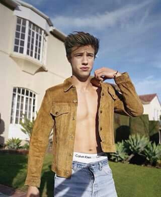 thousanbadtimez's tweet photo. se cameron dallas existe graças a deus pq ele existe #askmagcult https://t.co/NuUaRrmqml