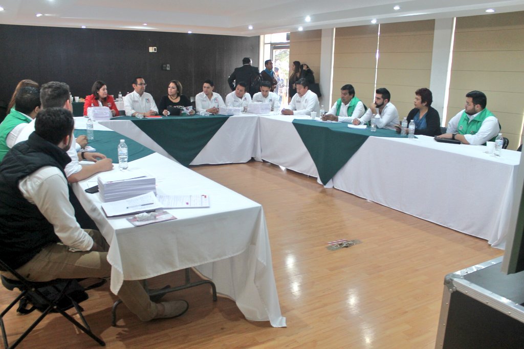 RicardoMCorral's tweet photo. Agradezco @AnavelFernandez por acompañarnos a la reunion con dirigentes Mpales @MexicoAvanzaDgo  @CDE_PRI_Durango https://t.co/y6yuHNNbtJ