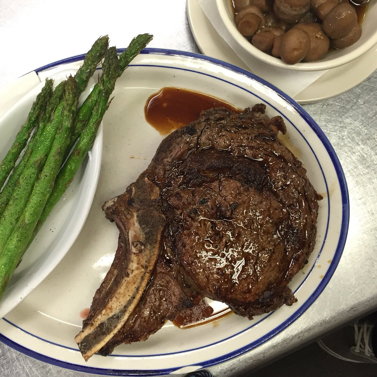 DoesEatPlaceBR's tweet photo. Giddy up y'all! Cowboy #ribeye going out! #MeatMeAtDoes #MeatSweats https://t.co/tkeCy0LQvf