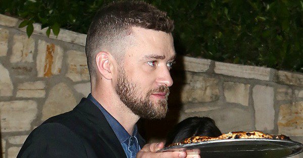 enews's tweet photo. Justin Timberlake knows the way to a woman's heart: 🍕😍 https://t.co/SBRc533MnC https://t.co/7JlBWf86Yr