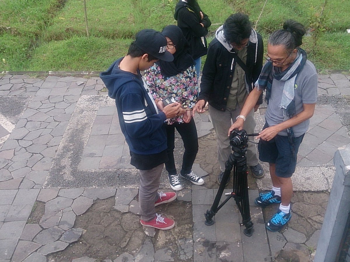 kfilmpendek's tweet photo. Persiapan shooting "buang sampah itu" dibimbing sama @bennykadar #Kfilmpendek @ruangfilmbdg @SCI_TelkomUniv https://t.co/MWzEbYhhLd