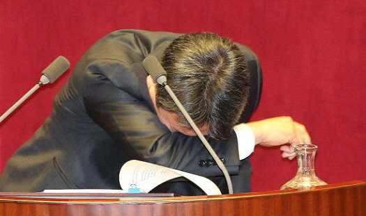 사람 팰때 그 패기는 어디로 갔나? 
국민 앞에 이런 추태를 보이다니! 
역겹다.