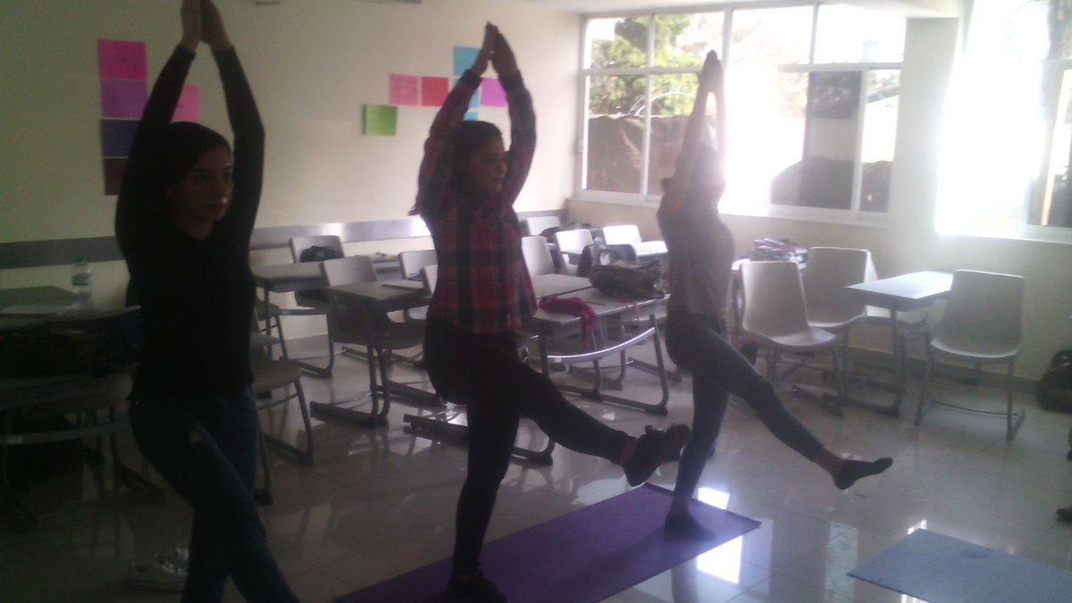 eree_ortiz's tweet photo. #Educativaudg_R15 #Tallerdeyoga 😊💕 https://t.co/0MOR7tG4z7