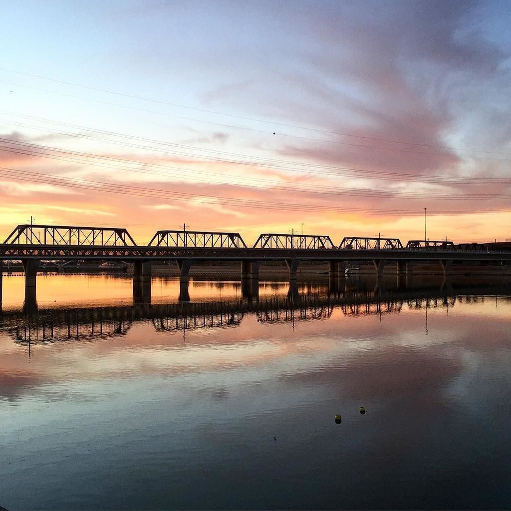 GnsfO9's tweet photo. #bridgesoftempe #tempelake #sunset #nofilter https://t.co/Y7BfYMJvgD