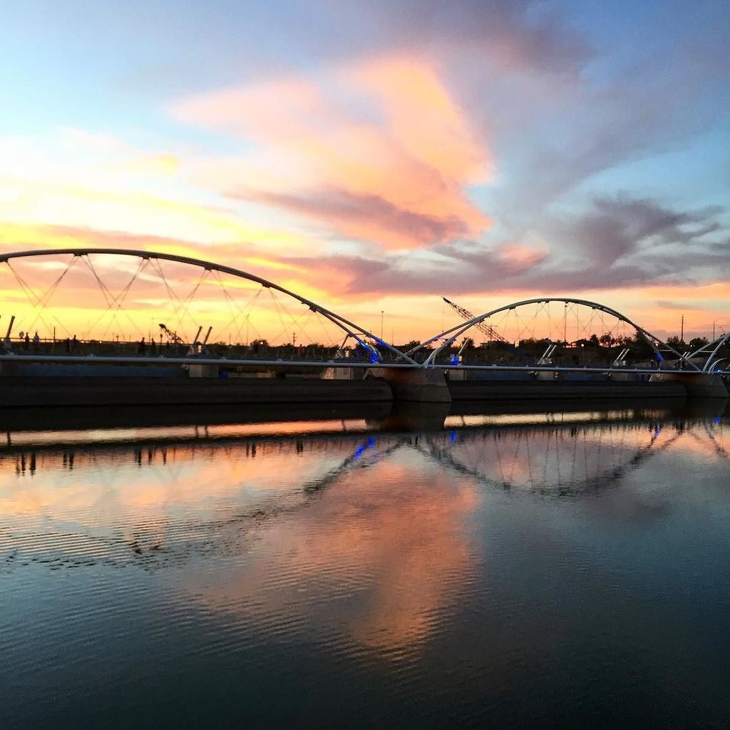 GnsfO9's tweet photo. #bridgesoftempe #tempelake #tempecenterforthearts #sunset #arizona #nofilter https://t.co/s26qgCJO8r