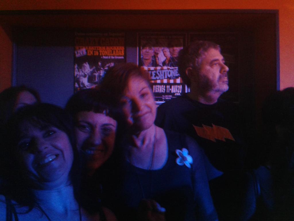 QueersFans's tweet photo. Al Concert de @LasQueers gaudint molt amb  @MacuGimeno! #Incondicional https://t.co/laQ65F9XDH