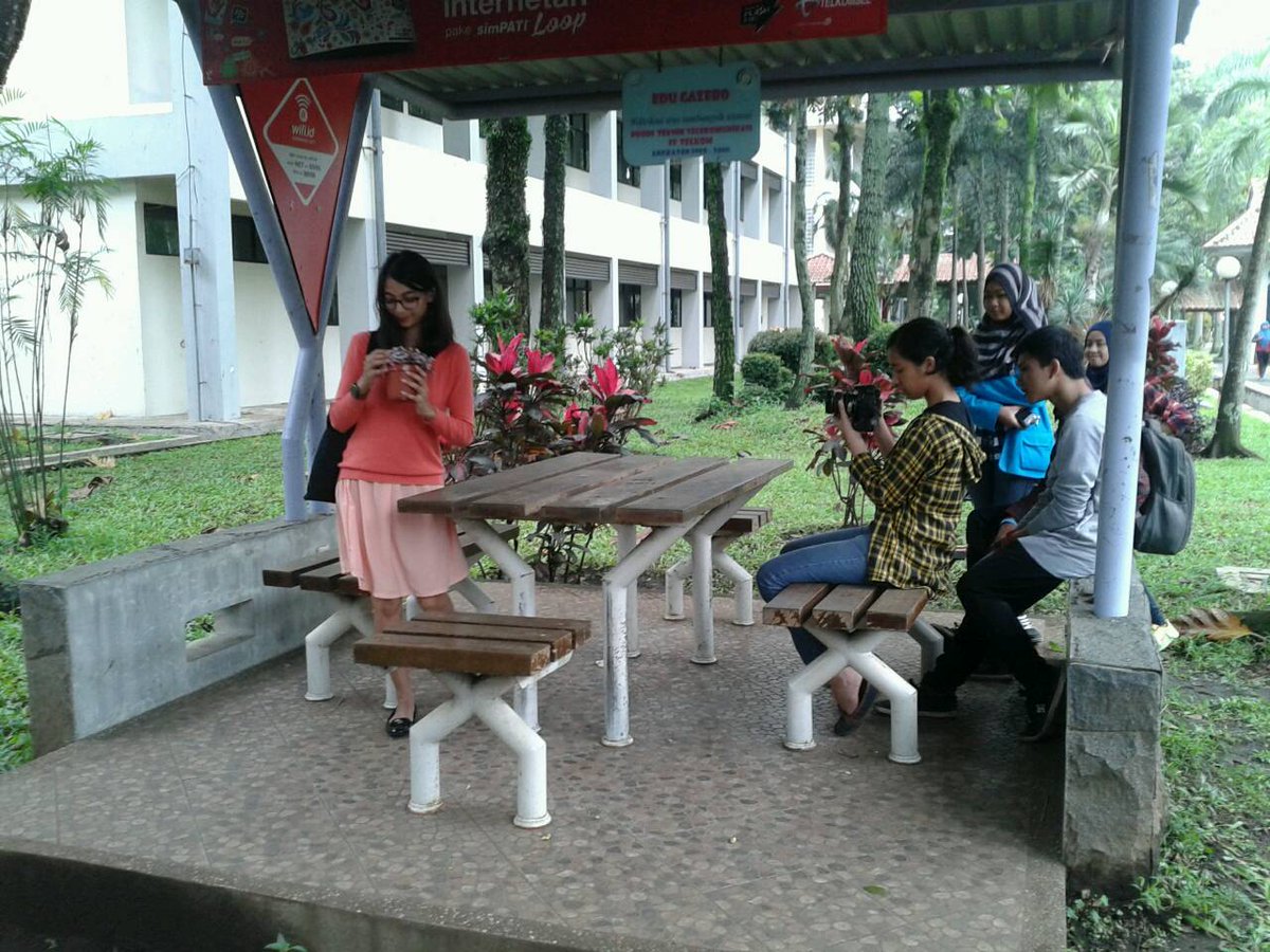 kfilmpendek's tweet photo. Shooting "Perempuan dan Pot" 😀  Wah ~ Seru ya bikin film! https://t.co/9NPjaALkCJ