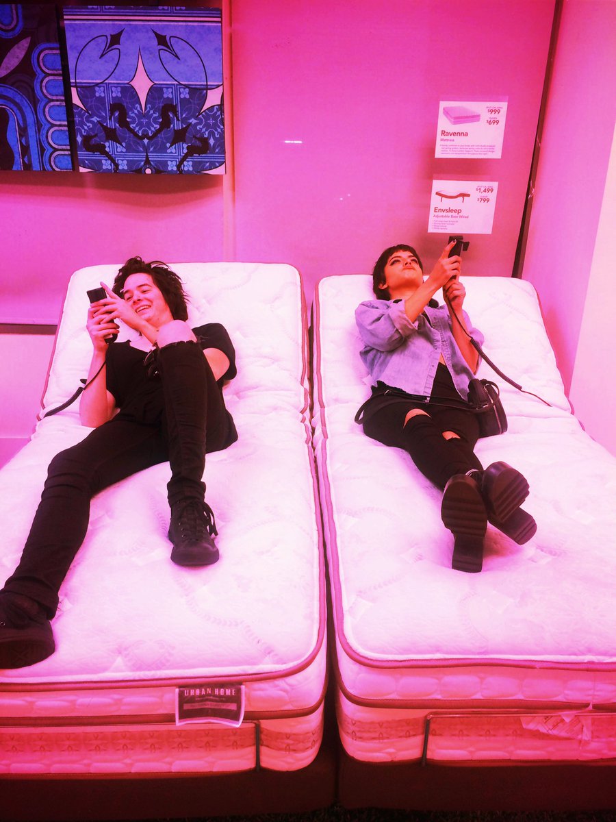 HeyViolet's tweet photo. not comfy af https://t.co/XTDJHwdHAb