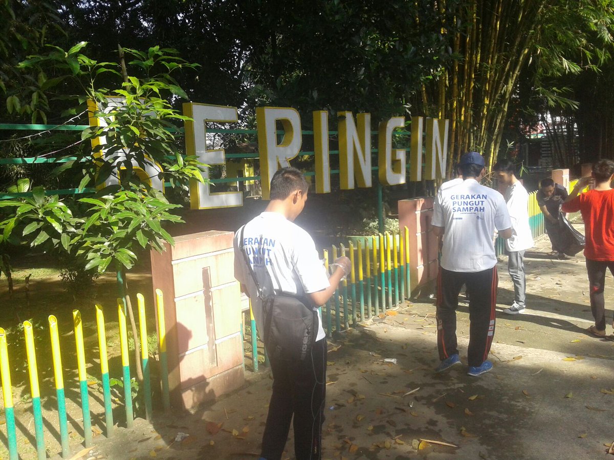 #GerakanPungutSampah di Taman Beringin, bikin bersih kota salah satunya dgn gak nyampah sembarangan <a href="/MDNCleanAction/">MDNCleanAction</a>