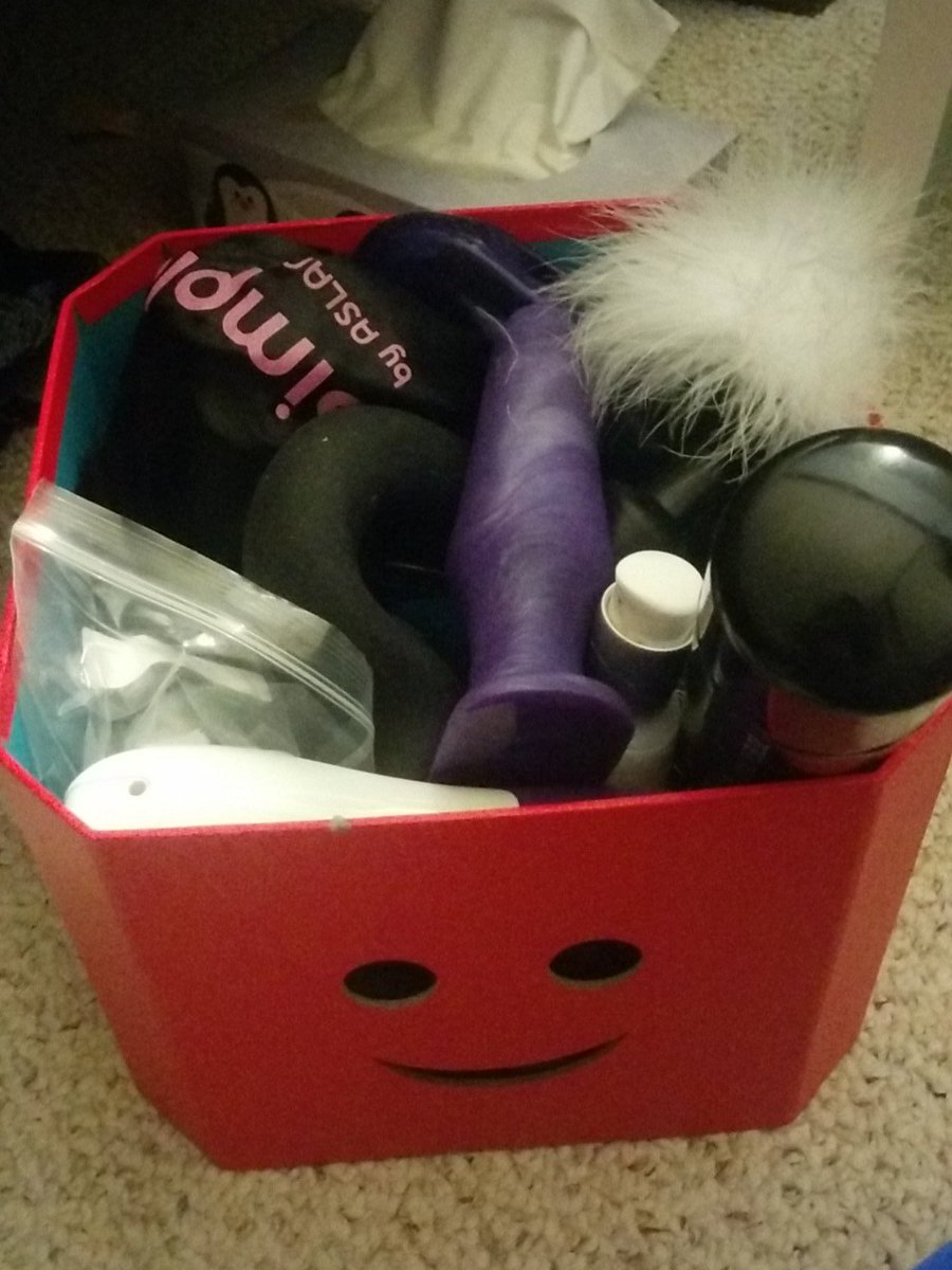 lunamatatas's tweet photo. Packing my butt box o' joy for #HotKiss @Oasis231mutual! See you Sunday at 930pm for seducing the anus! #naughtyto https://t.co/jb3wmRi792