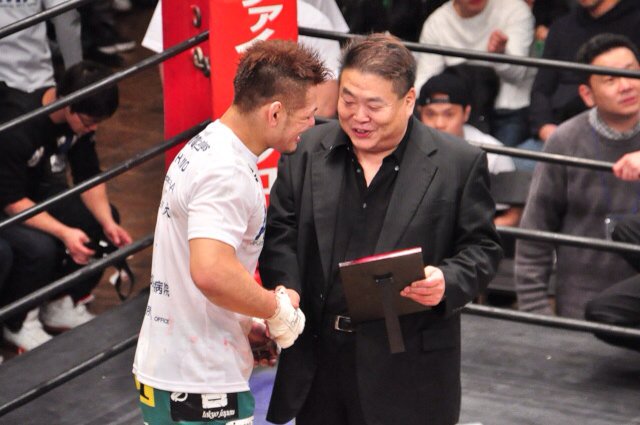 Executioner893's tweet photo. 白井祐矢選手 引退セレモニー。佐伯繁DEEP代表が記念品贈呈。花束贈呈には長南亮TRIBE TOKYO M.M.A会長、白井選手のご家族やスポンサー。そして吉田秀彦の姿が。
#DEEP75 https://t.co/w1RZVCr0Jm