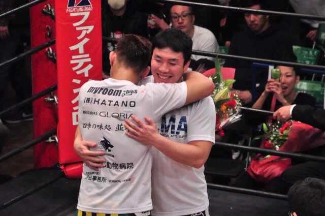 Executioner893's tweet photo. 白井祐矢選手 引退セレモニー。佐伯繁DEEP代表が記念品贈呈。花束贈呈には長南亮TRIBE TOKYO M.M.A会長、白井選手のご家族やスポンサー。そして吉田秀彦の姿が。
#DEEP75 https://t.co/w1RZVCr0Jm