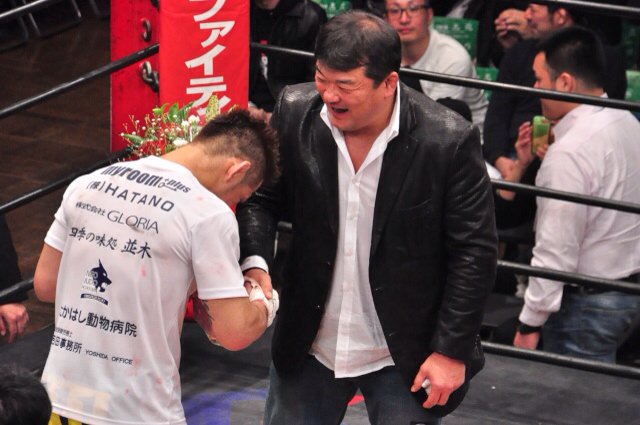 Executioner893's tweet photo. 白井祐矢選手 引退セレモニー。佐伯繁DEEP代表が記念品贈呈。花束贈呈には長南亮TRIBE TOKYO M.M.A会長、白井選手のご家族やスポンサー。そして吉田秀彦の姿が。
#DEEP75 https://t.co/w1RZVCr0Jm