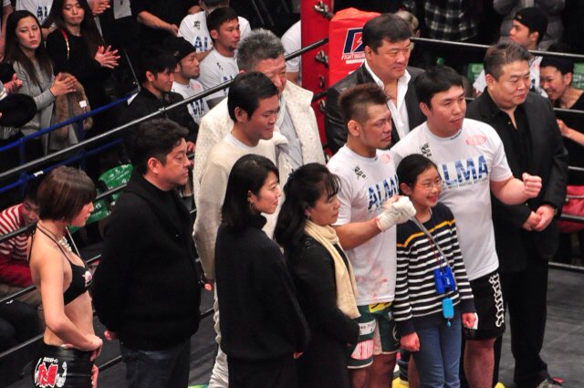Executioner893's tweet photo. 白井祐矢選手 引退セレモニー。佐伯繁DEEP代表が記念品贈呈。花束贈呈には長南亮TRIBE TOKYO M.M.A会長、白井選手のご家族やスポンサー。そして吉田秀彦の姿が。
#DEEP75 https://t.co/w1RZVCr0Jm