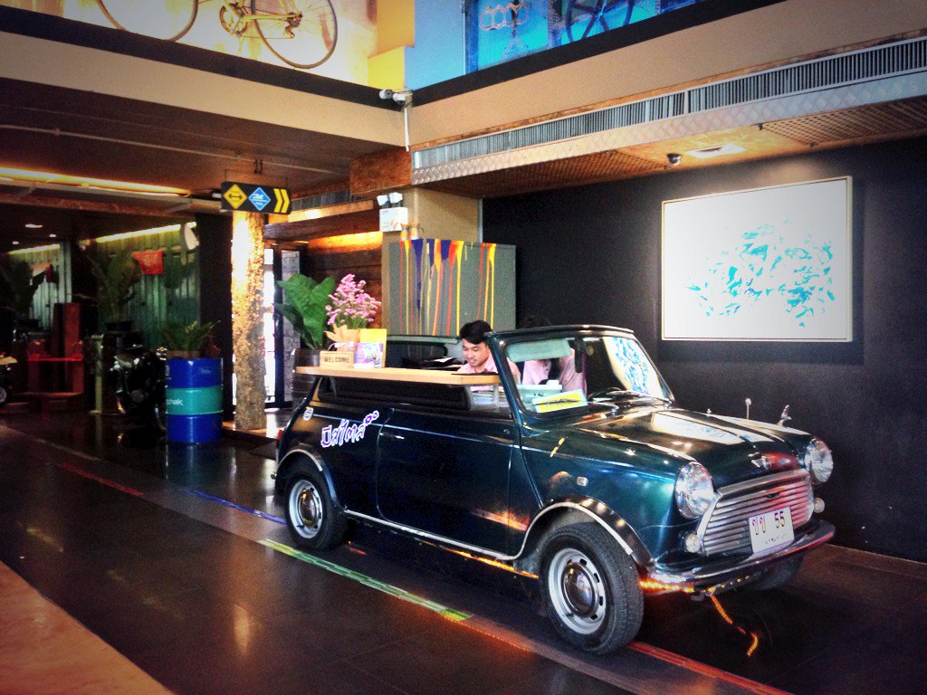 nilatanzil's tweet photo. Nginep di Mestyle boutique hotel, #Bangkok. Receptionistnya duduk di dalam mobil! Lucu bgt 😄 #travel https://t.co/mzbcsNbTdA