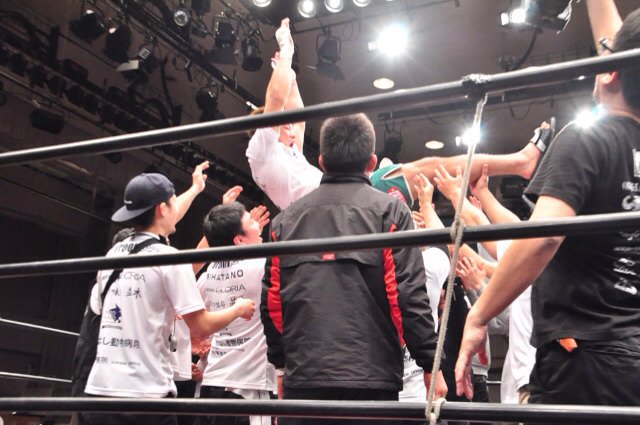 Executioner893's tweet photo. 最後のテンカウント後、場内の観客に一礼した白井祐矢選手。そして多くの仲間達からの胴上げが。元DEEP王者 白井選手を称えた素晴らしい引退セレモニー。DEEP75出場選手＆スタッフの皆さん、ありがとうございました。
#DEEP75 https://t.co/MaFrWqi9SV