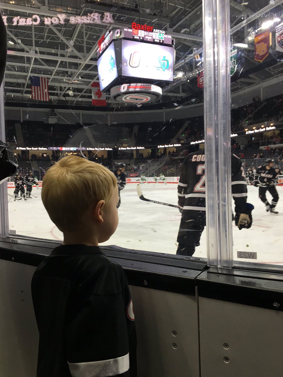 khagen1812's tweet photo. Thank you for being my son's hero @UNO_Hockey @TheNCHC @CoopDaddy907 #callmemaverick https://t.co/iwFCbu6rNl