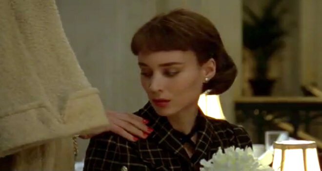 Nielsen堀内 映画 キャロル は50年代のnyファッションについ目が行って仕舞います キャロルのゴージャスな毛皮のコートにカチューシャタイプのお帽子 革手袋 オーストリッチのハンドバッグ テレーズは再会した時のエレガンスなスタイルが好きです Nielsen堀内 映画 キャロル は50年代のnyファッションについ目が行って仕舞います キャロルのゴージャスな毛皮のコートにカチューシャタイプのお帽子 革手袋 オーストリッチのハンドバッグ テレーズは再会した時のエレガンスなスタイルが好きです