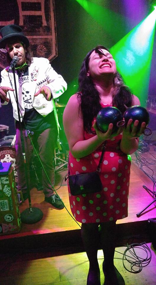 darinmalfi's tweet photo. Her face says it all, when you hold #DangerousD balls! #DuckPinLift #sideshow #TheStandingRoom #HermosaBeach https://t.co/WJBKNbKpxi