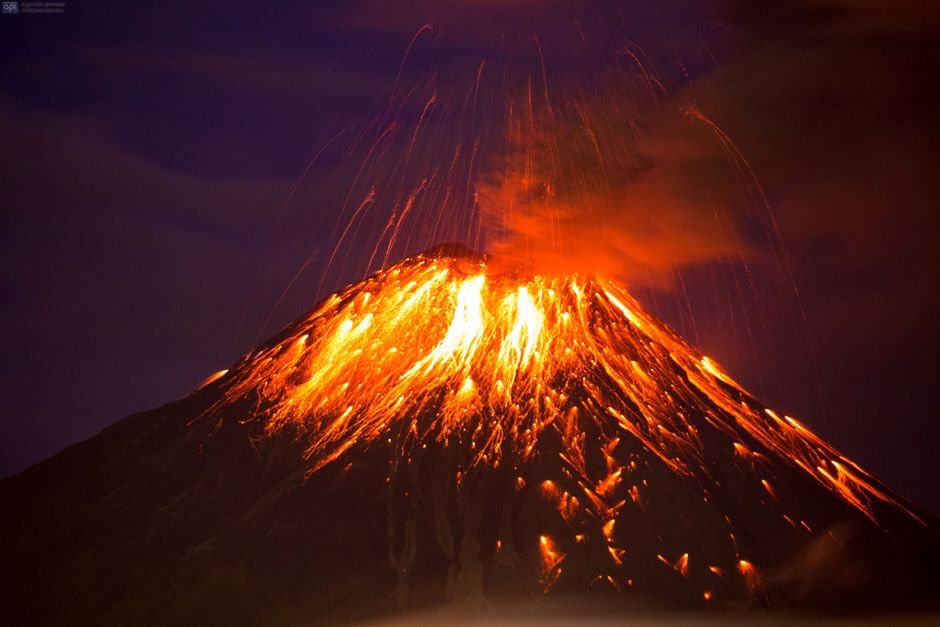 APStudioCreativ's tweet image. Continúa fuerte #erupción del #Tungurahua. #ESTEMOMENTO. RT: @larepublica_ec #AllyouneedisEcuador