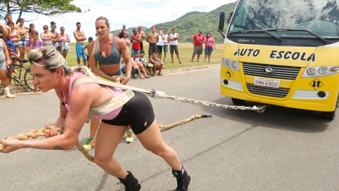Legendarios's tweet photo. O quê?! 😱 @JujuSalimeni conseguiu puxar um ônibus sozinha!! 👏👏 #Legendários https://t.co/f8eCDdX7Ic