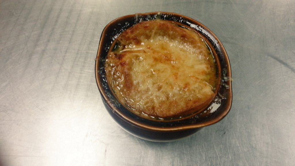 VeteransGrub's tweet photo. French onion soup gratinee   and French omelette with before blanc sauce https://t.co/D5xpWuXxDk