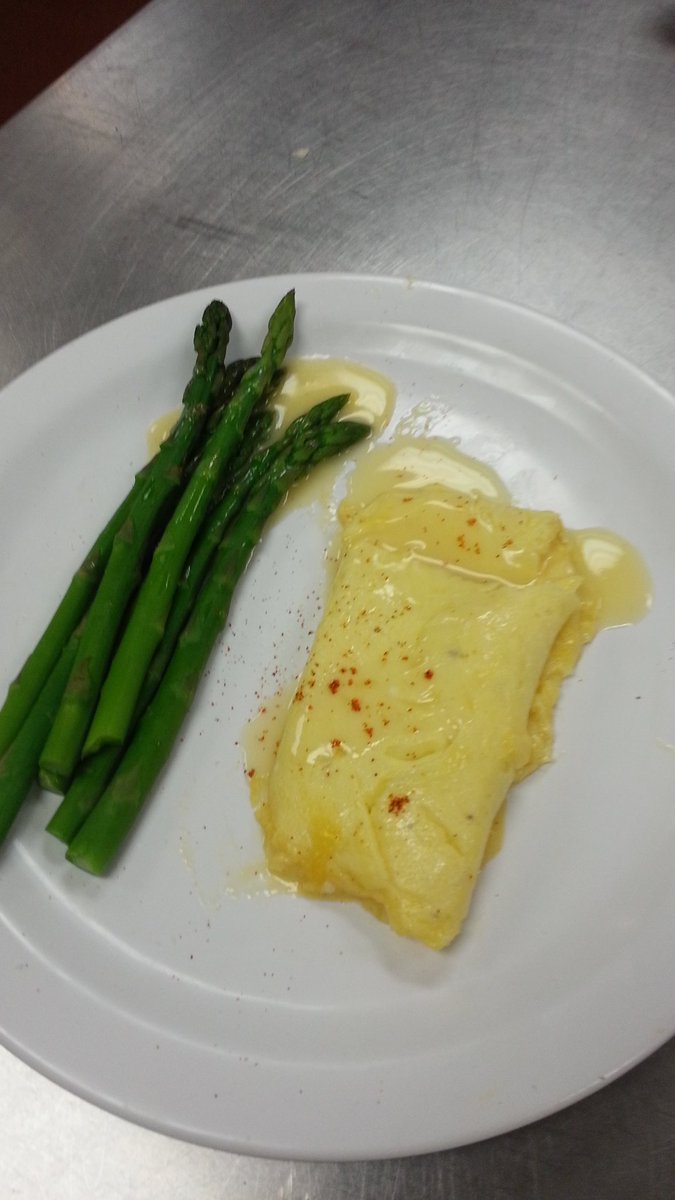 VeteransGrub's tweet photo. French onion soup gratinee   and French omelette with before blanc sauce https://t.co/D5xpWuXxDk