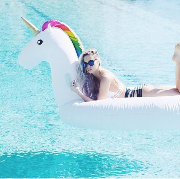 Deadpool te invito a mi alberca.... tengo un unicornio