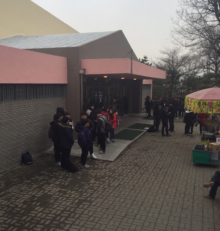 happyface_staff tweet media