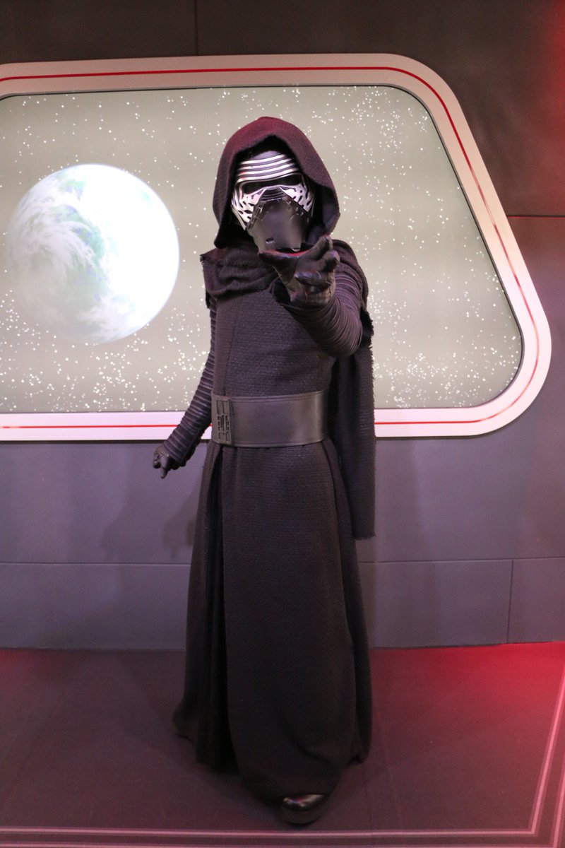 ট ইট র Journey Ca Disney専用 スターウォーズのグリーティングもあります カイロレン なかなかの迫力 Disney Anaheim California アメリカ旅行 スターウォーズ Starwars カイロレン T Co Qvqyq1t63v