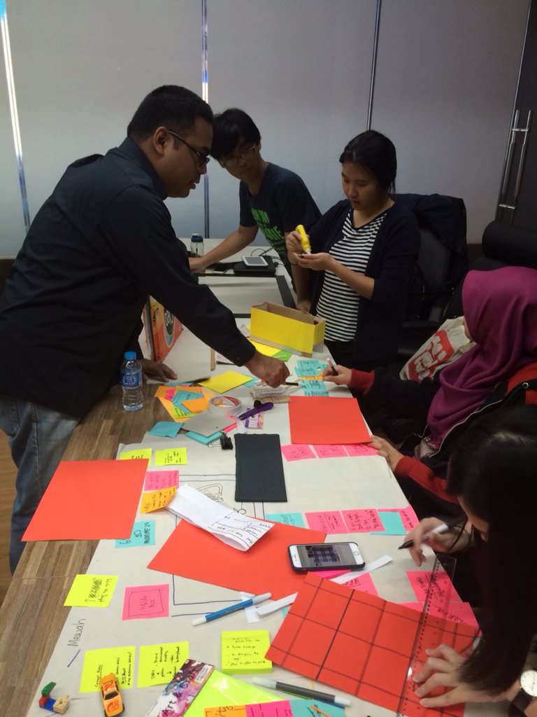 eleklem's tweet photo. Changing Jakarta's public bus experiences...prototype design #GSJam #GSJ2016 #jktservicejam #HCD https://t.co/skDmNz9yGG