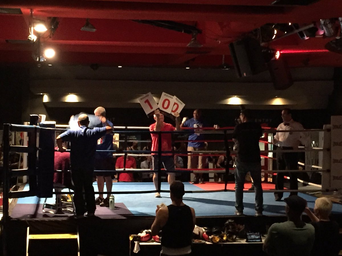 AdamChicktong's tweet photo. 100 rounds and counting... Rod Walker, incredible. @F4Families @GWR #charity #boxing #fightingforfamilies https://t.co/b5sHqx7wCL