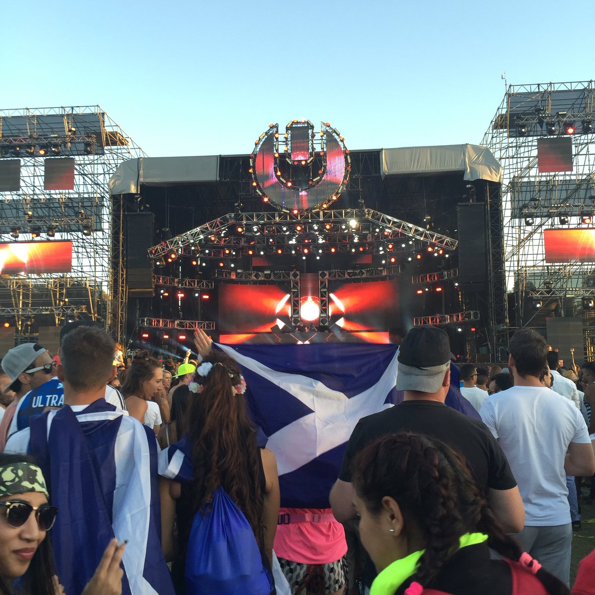 skennyy_'s tweet photo. Loving the amount of Scotland flags at Ultra South Africa! 🇿🇦 connecting us together #NextLevelUltraSA @Heineken_SA https://t.co/Ei6G1gwmIG
