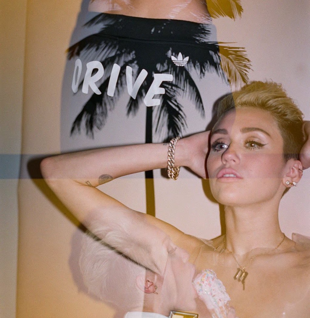 MileyRCyrustyle's tweet photo. Miley's bangerz album photoshoot appreciation tweet 1x https://t.co/qWrKhfg8w3