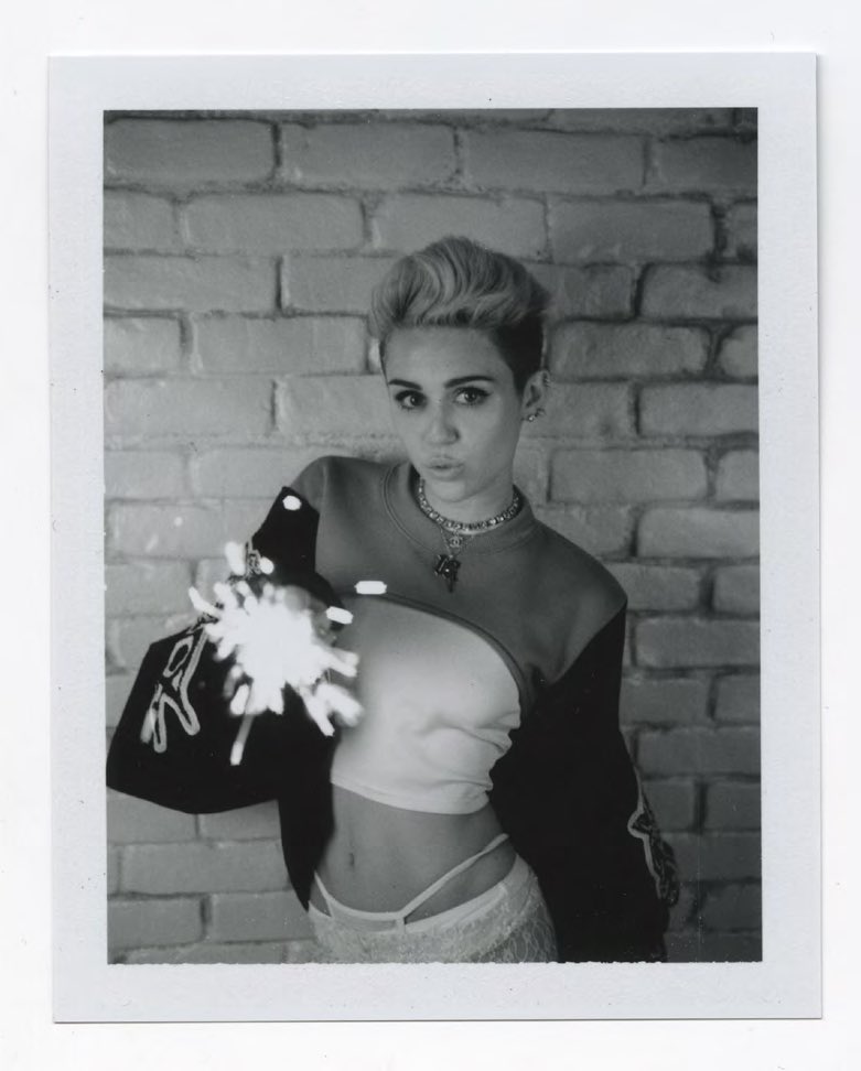 MileyRCyrustyle's tweet photo. Miley's bangerz album photoshoot appreciation tweet 1x https://t.co/qWrKhfg8w3