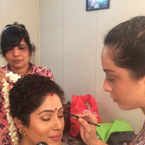 anshasayed42's tweet photo. Making @ShraddhaMusale Ready For a #South_Indian #Marriage 
Getting Her Ready... #MakeUp me and #Falguni https://t.co/nMf96XLMiO
