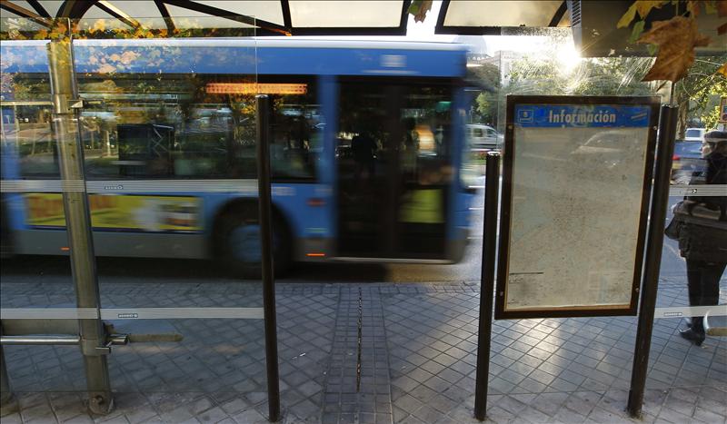 elconfidencial's tweet photo. Paliza a un conductor de la EMT por tratar de impedir que agredieran a una mujer
https://t.co/2X13jSE5u4 https://t.co/OTL21hTMaf