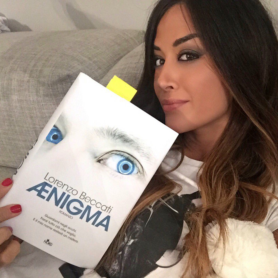 Giorgia_Palmas's tweet photo. Domenica, pioggia, divano e un ottimo libro 👍🏼 complimenti @LorenzoBeccati #aenigma è un gran bel libro 👏🏼👏🏼👏🏼 https://t.co/sADfe14dWB