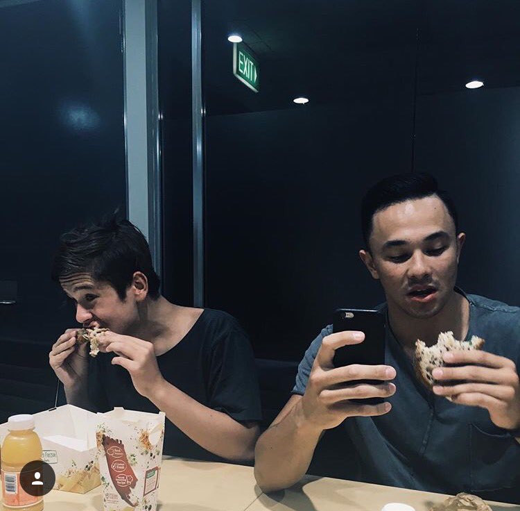 DVanDerZwart's tweet photo. What are eating @cyrusvill ?? It looks completely different to what @JaiWaetford is eating😂😂 #KFC #idunnowtf 
😘😘 https://t.co/3xUwInRBTV