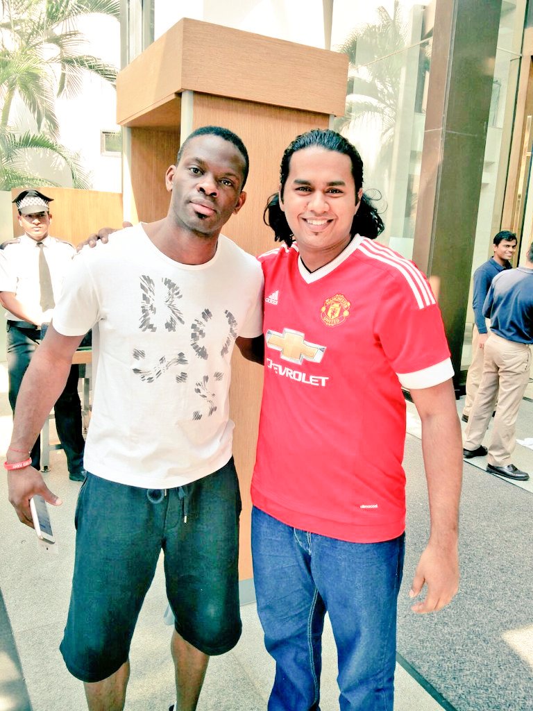 MUSC_GOA's tweet photo. @brendonmufc presenting @louissaha08 and Dennis Irwin with @MUSC_GOA wristbands 😍. #MUFC #ILOVEUNITED #MUSCGOA https://t.co/U2mXg08KZN