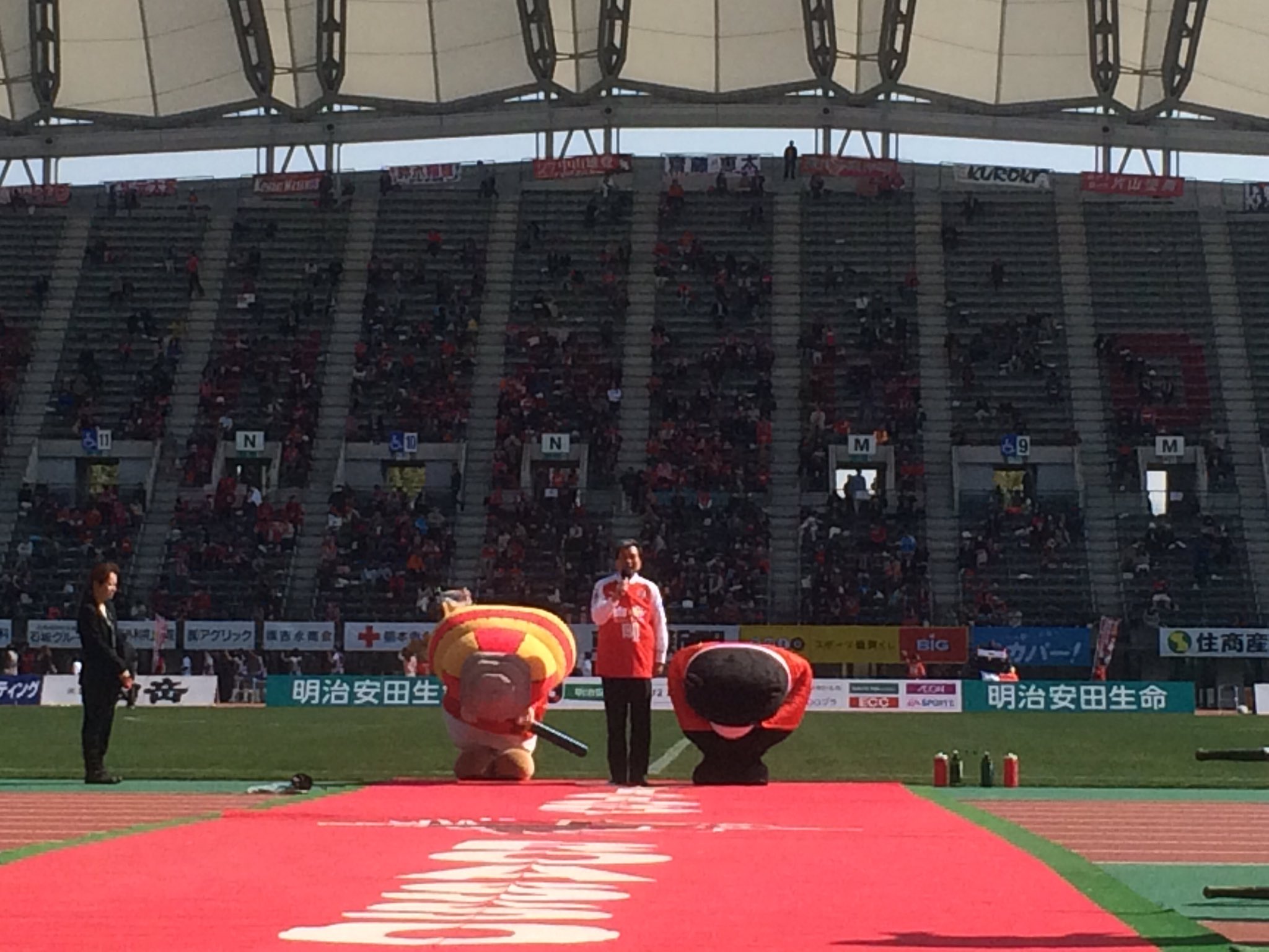 ころう君 公式 今日はうまかなよかなスタジアムで行われた ロアッソ熊本vs松本山雅fc の応援に行ってきたコロ 蒲島知事のお隣で開幕戦のご挨拶 試合の結果は 1ー0 で見事勝利だったコロ いいスタートで今シーズンもきっとばっちりコロね