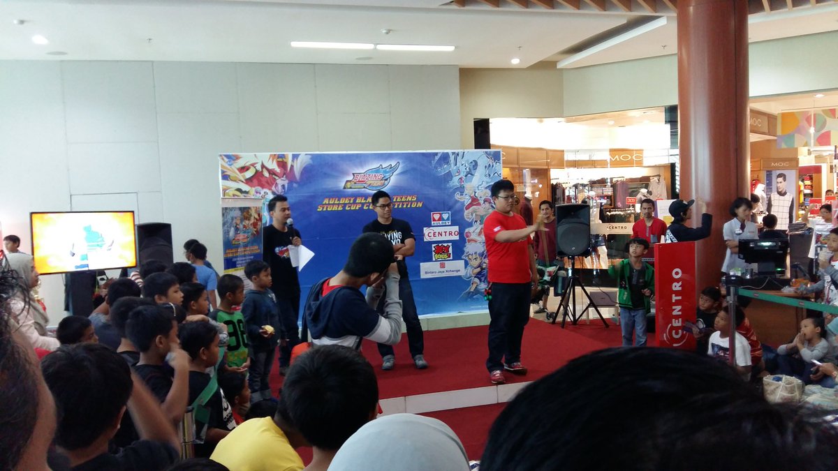 BXcMall's tweet image. The judges are showing some tricks at BXc Mall south gate #yoyocompetition