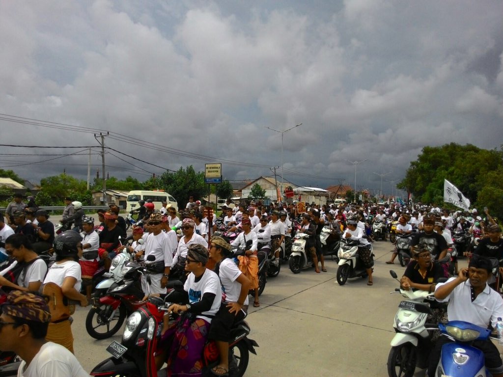 Serangan Bergerak! #DesaAdatBergerak #TolakReklamasiBerkedokRevitalisasiTelukBenoa <a href="/CNNIndonesia/">CNN Indonesia</a>