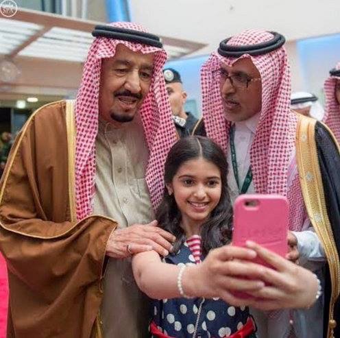 Hasil gambar untuk selfie King Salman