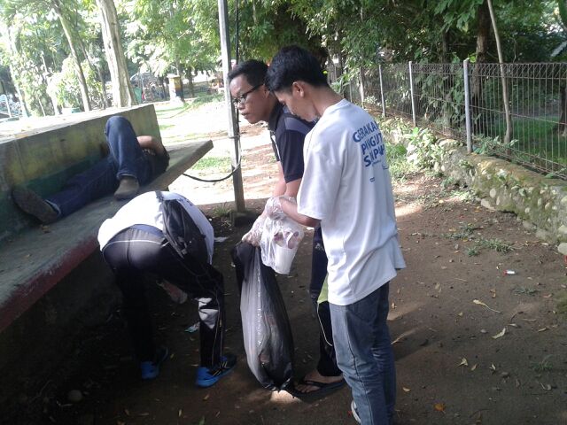 #GerakanPungutSampah hari ini di Taman Beringin Medan #MDNCleanAction