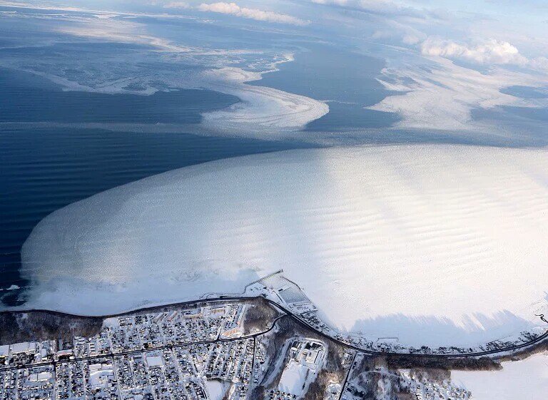 lwrence's tweet photo. #网走市 #Abashiri 海岸,一块巨型 #流冰 #Drift_Ice 漂浮在岸边, #日本 #Japan #北海道 #Hokkaido。摄影师:Yasushi Kanno https://t.co/RMGqFRNWx3