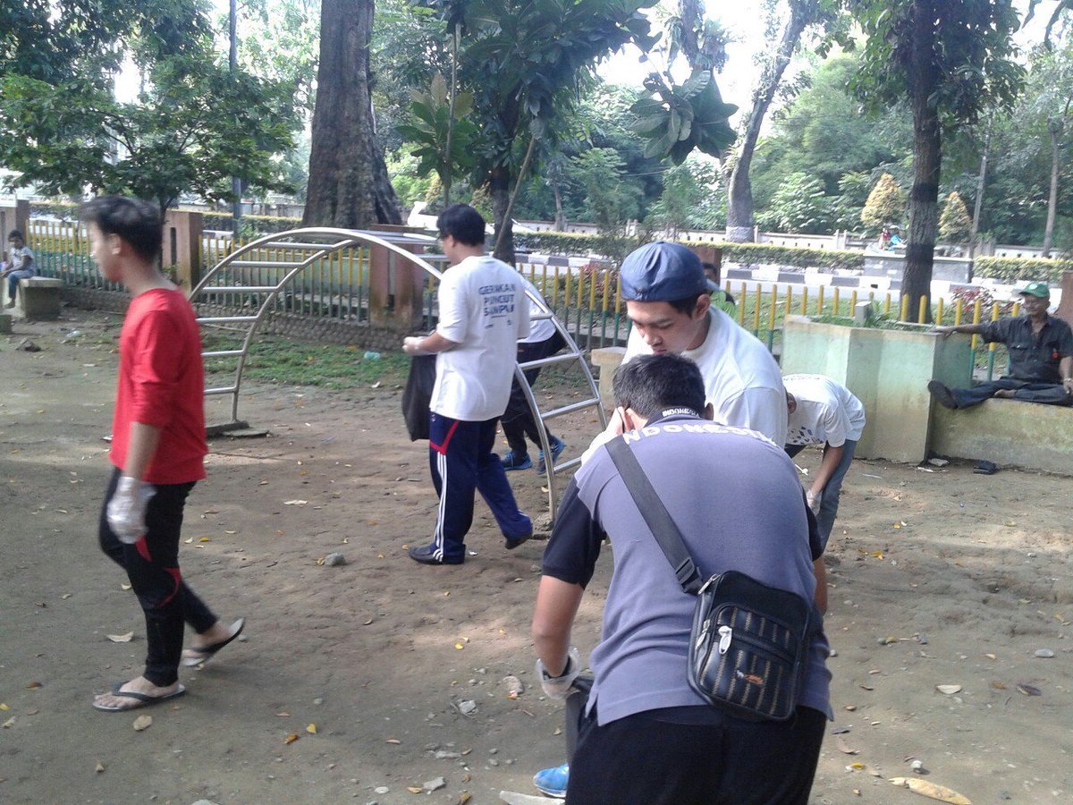 #GerakanPungutSampah hari ini di Taman Beringin Medan. Langkah manusia menjadi nyata saat bertindak bukan berkata.
