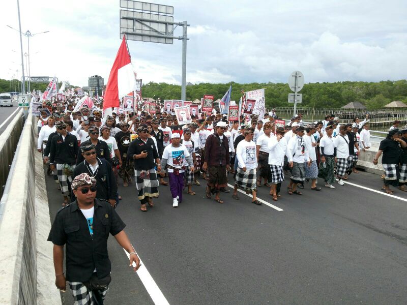 Balinese are occupying toll roads fighting against the Benoa Bay reclamation. #BaliTolakReklamasi <a href="/guardianeco/">Guardian Environment</a>