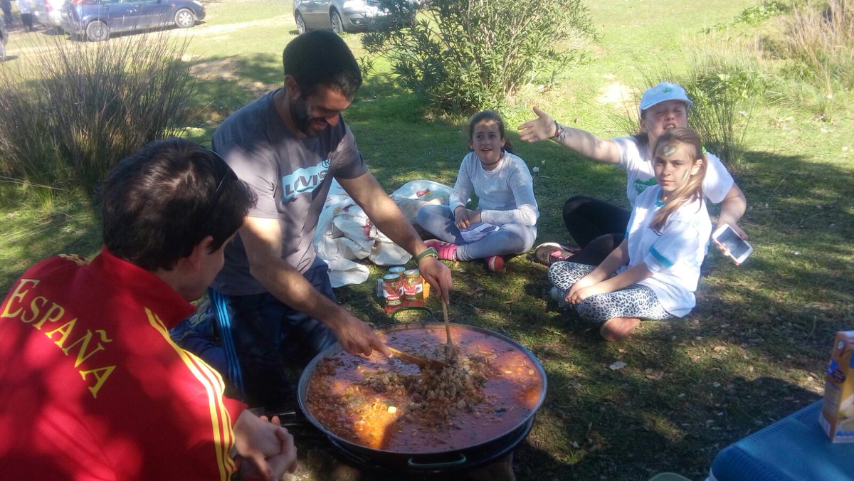 CeipCruzBlanca's tweet photo. Gracias @rafsorrod pa un roto y un descosio. 👌lo mismo te hace un arroz, barranquismo, matemáticas, excursiones... https://t.co/nTfFmdHcn2