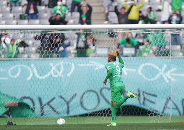 japansportslink's tweet photo. アラン ピニェイロの決勝弾で東京Vが1-0で札幌に勝利!ウェズレイも大喜び!?
https://t.co/EqjNvYqLfX
#東京ヴェルディ #Jリーグ開幕 #tokyov https://t.co/JaC3NpmnK7